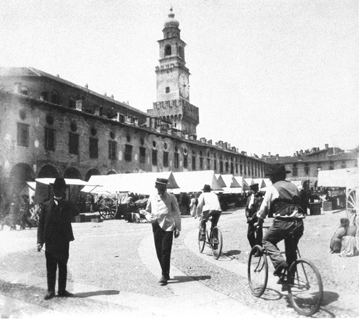 Vigevano, cartolina d’epoca di Piazza Ducale.